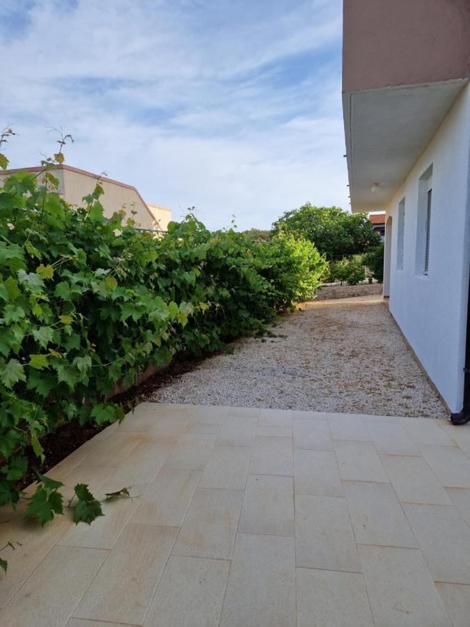 Apartments Ema Vir Exterior photo